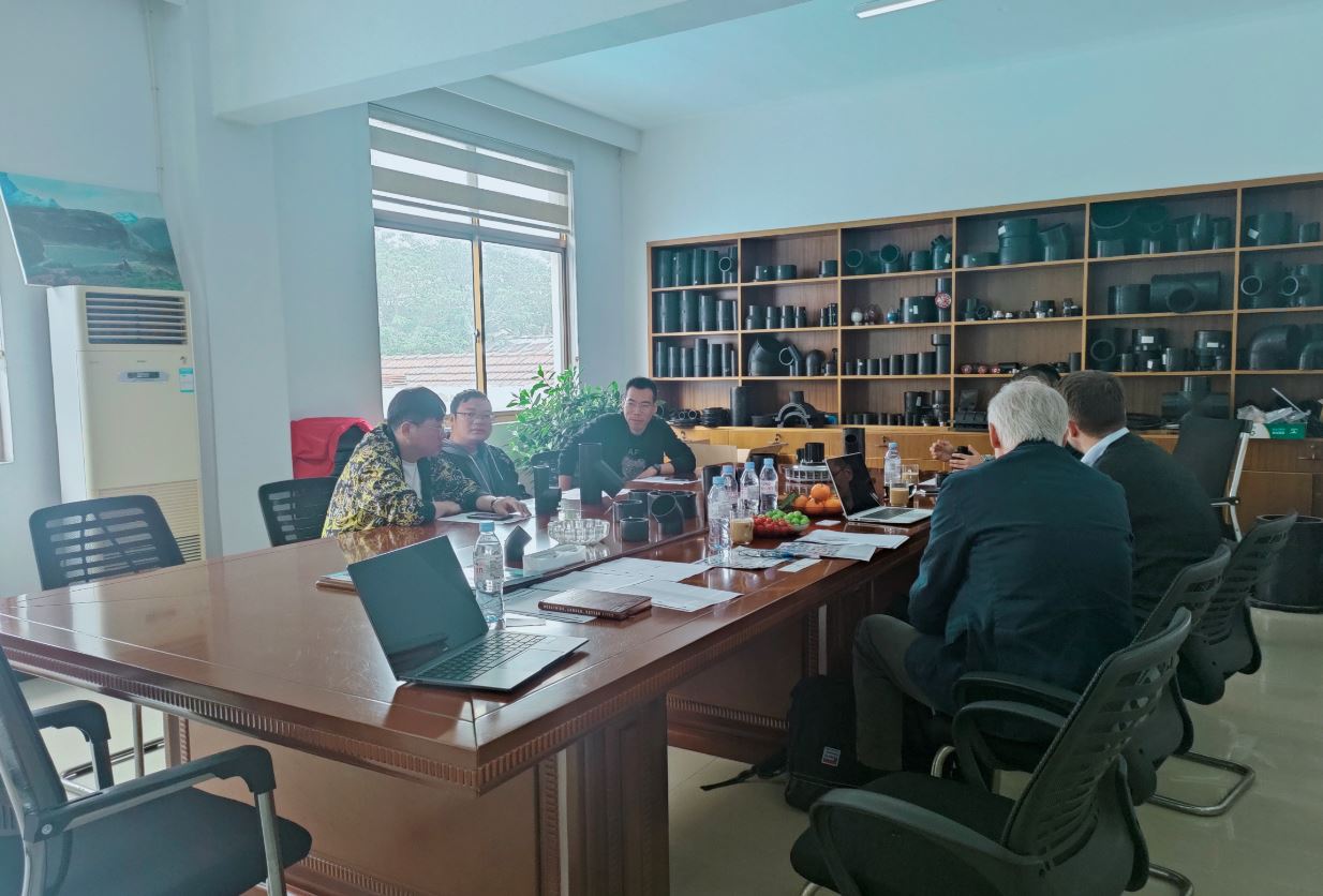Clienti svizzeri vengono in visita per discutere dello sviluppo futuro del progetto dei raccordi per sifoni