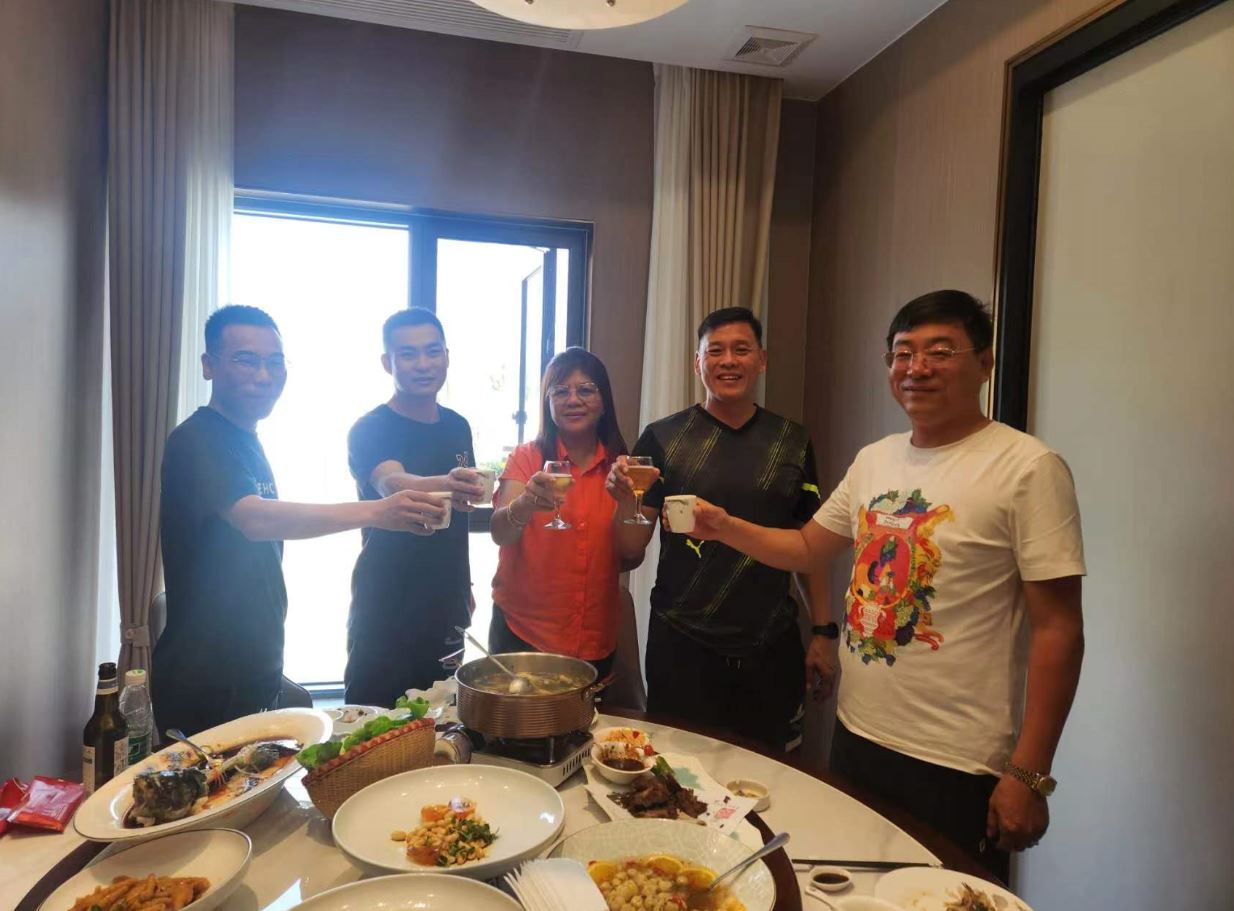 Jiangyin Huada dialoga con clienti filippini per discutere del progetto di bobine in PE per le aziende agricole