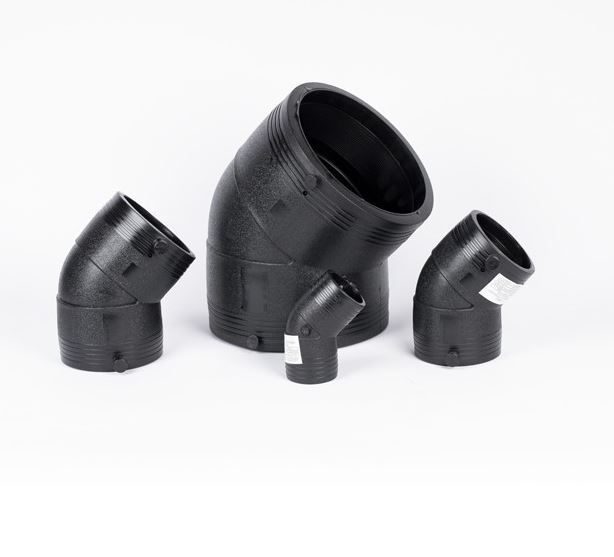 In che modo la progettazione di un gomito a 45 gradi per elettrofusione in HDPE migliora l'efficienza del flusso nelle condotte di fluidi o gas?
